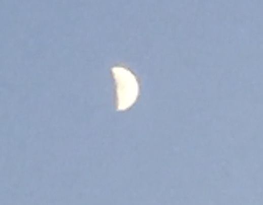 La Luna tiene cerca otros cuerpos celestes