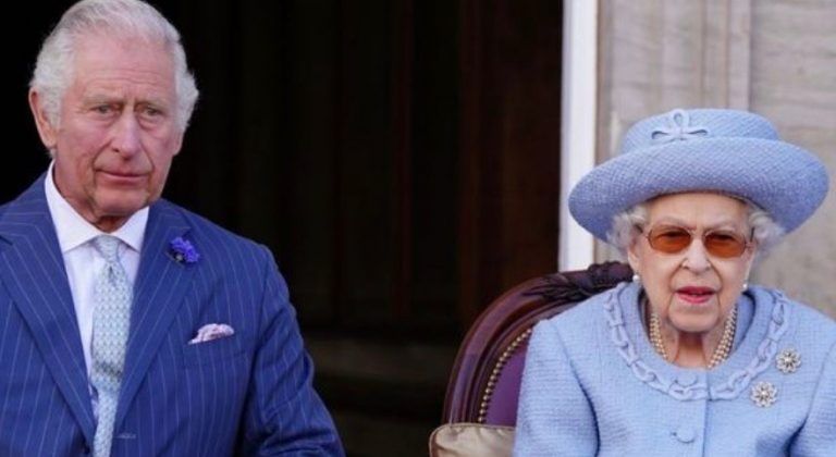 Carlos III y la fallecida Isabel II